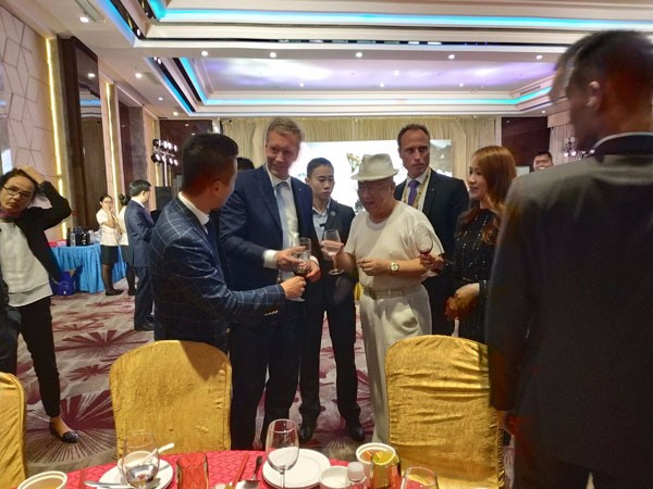 ●德国总统给会长敬酒.jpg
