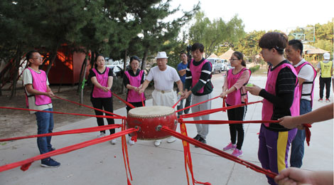 拓展训练　击鼓颠球