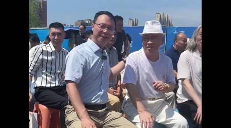 海铭集团董事长、梁山商会会长门振春邀请张博会长参加揭牌仪式并高度评价！