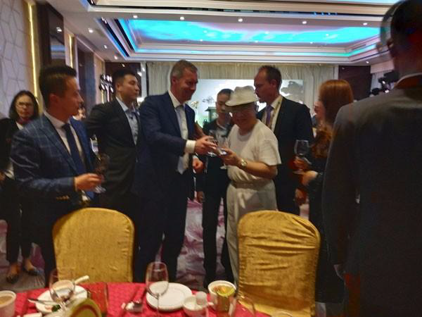 ●德国总统给会长敬酒