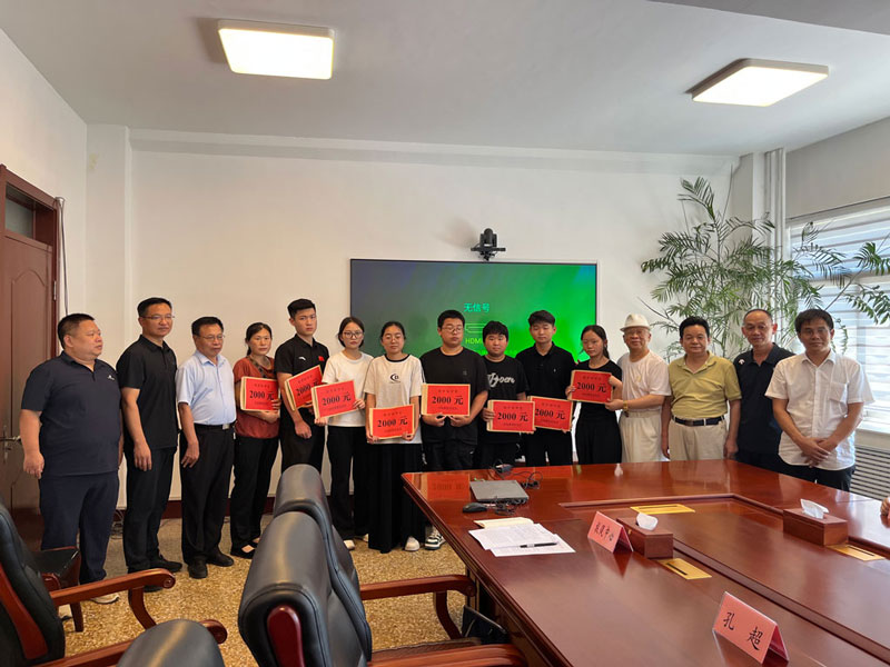 张博董事长带领济宁商会部分会员及嘉祥商会“博爱基金”成员回家乡进行慈善捐赠活动